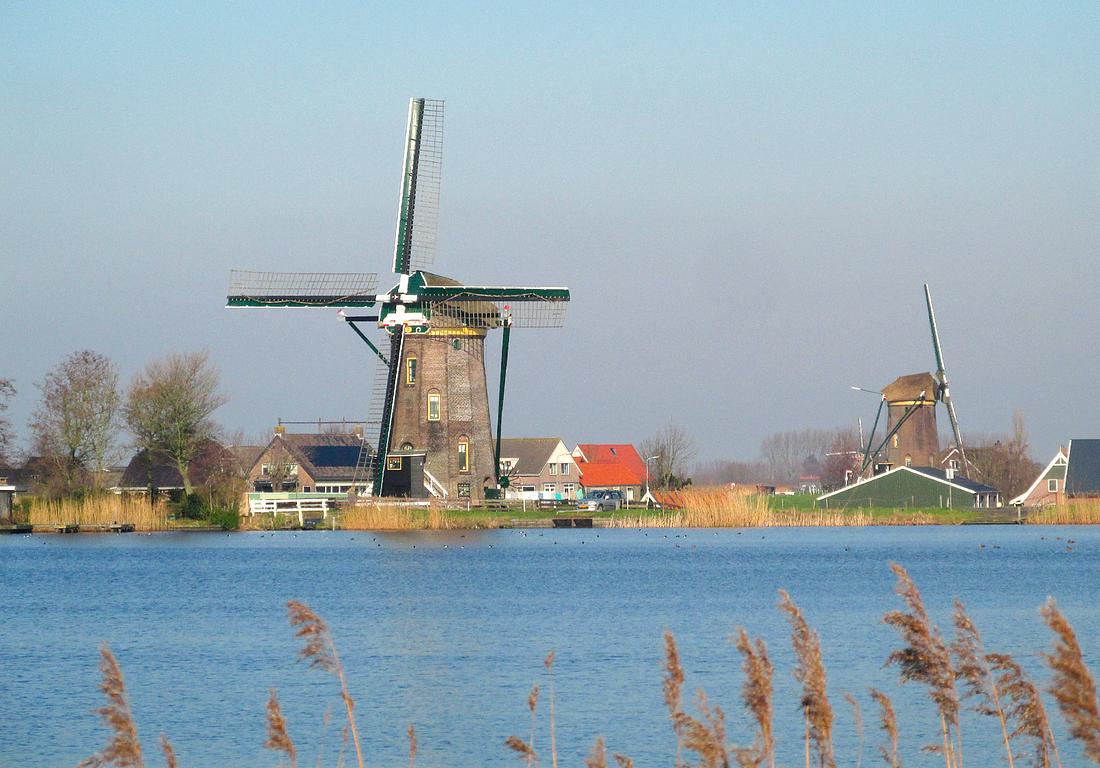 2, Molen 01802 Lijkermolen No.2 (Lijker 2) (Rijpwetering), Piet Glasbergen (16-2-2016)De Lijker 2, goed in beeld de Lijker 1 en op de achtergrond de Moppemolen. | Database Nederlandse molens