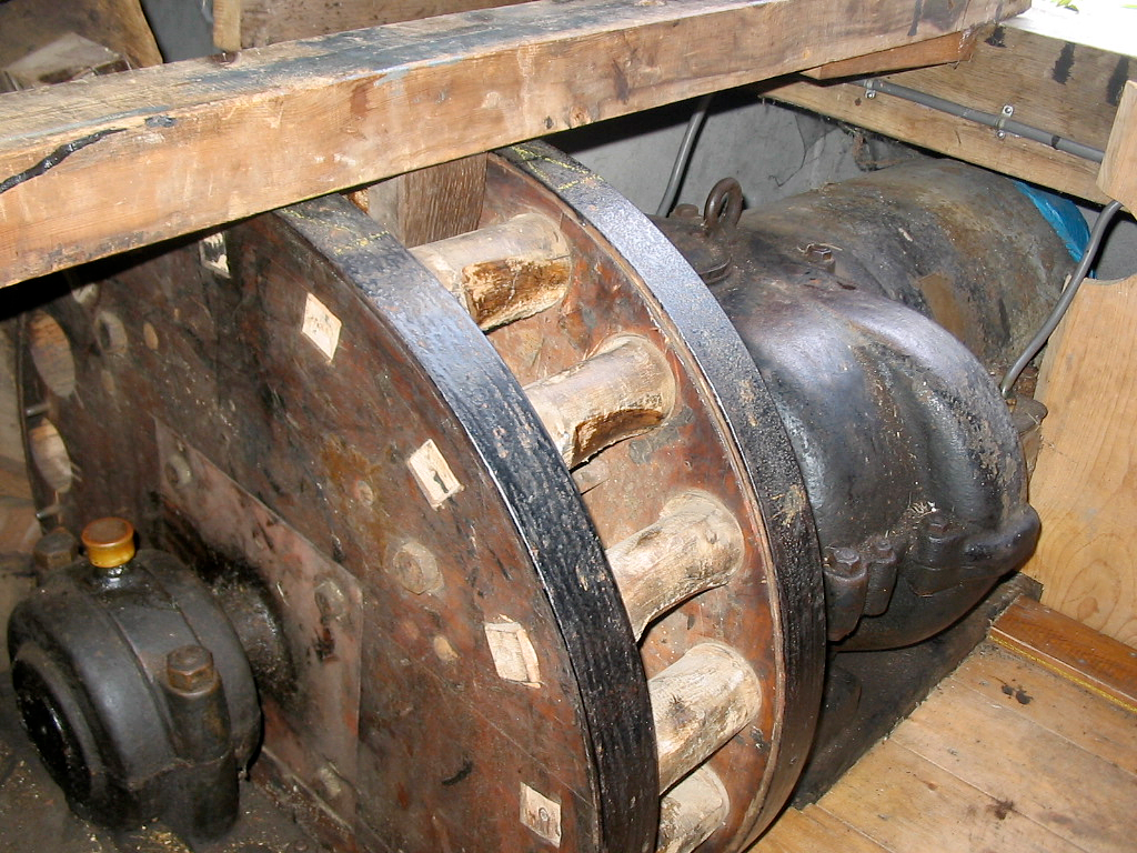 14, Molen 00992 Maredijkmolen / De Maredijker (Leiden), Joram Wijling (26-6-2005)De Ericsson-elektromotor die nog altijd maalvaardig in de molen aanwezig is. | Database Nederlandse molens