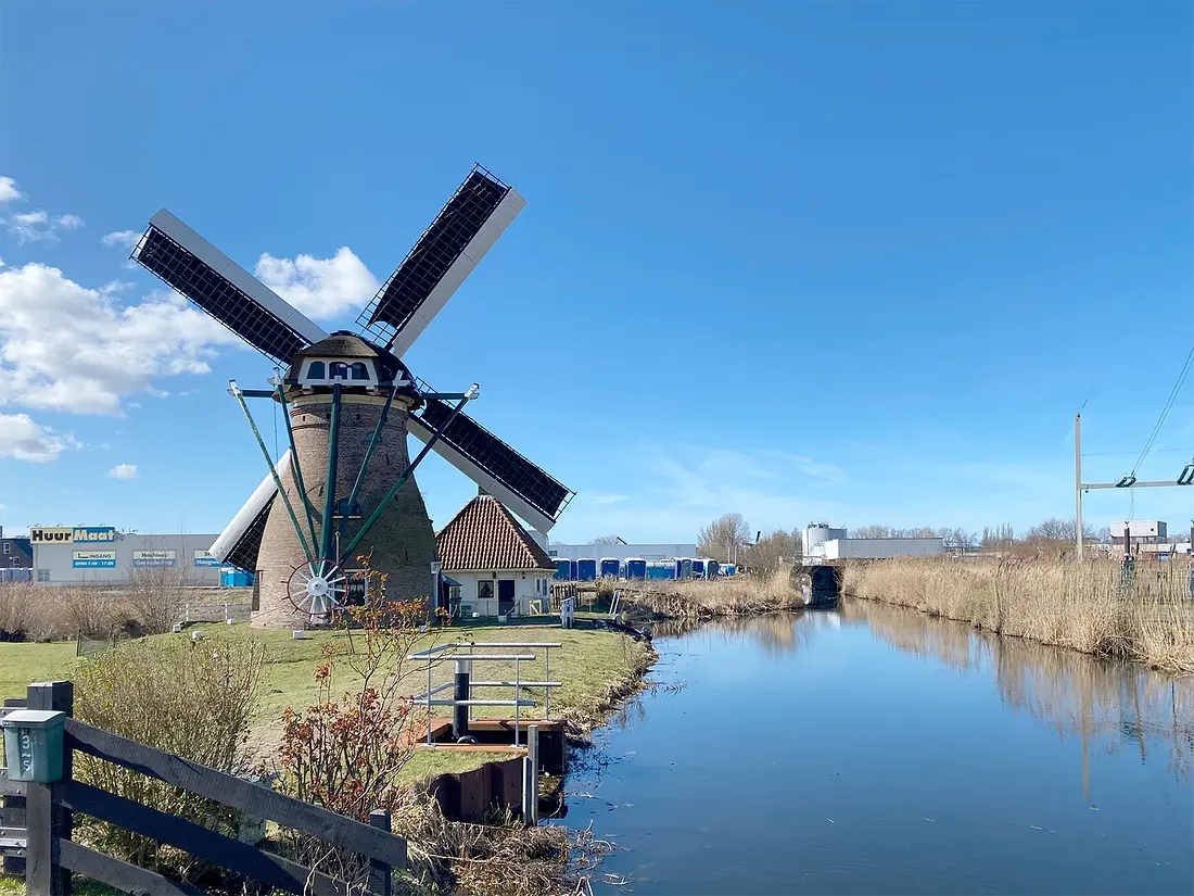 3, Molen 12278 Stadsmolen (Leiden), Bjorn Jannink (11-03-2023)De Stadsmolen malend uit het westen. Hoewel de loods van HuurMaat verstorend werkt is dit de beste windrichting voor de molen. Rechts boven de tocht is zaagmolen de Herder nog net te zien. | Database Nederlandse molens