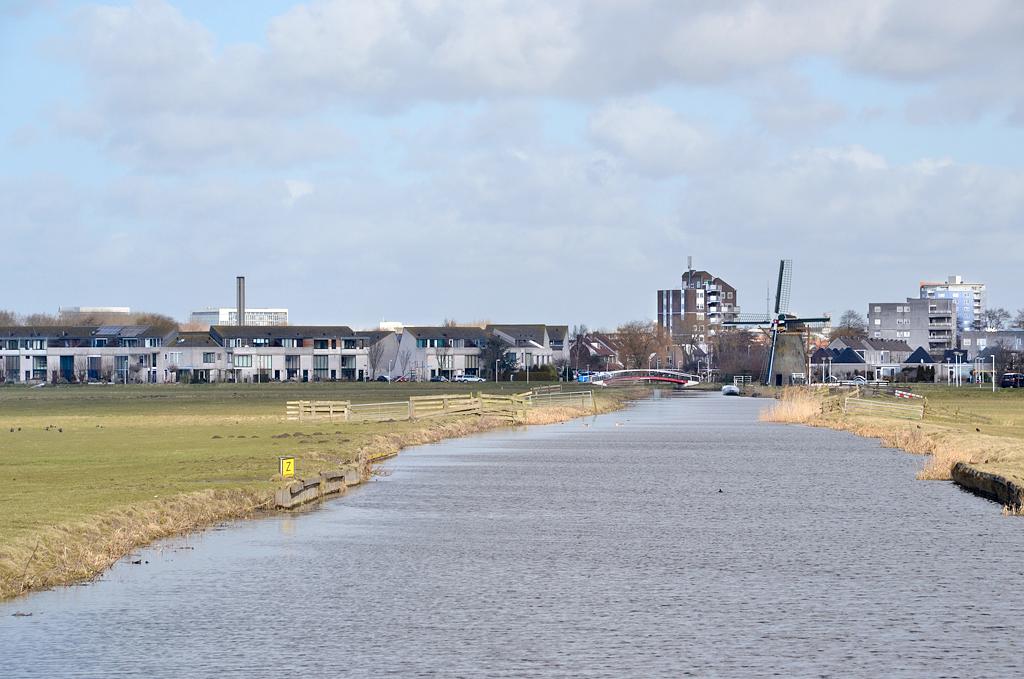 4, Molen 00080 Stevenshofjesmolen (Leiden), Rob Pols (27-2-2015)De molen vanuit het westen. Op de achtergrond, op zeer korte afstand, de wijk Stevenshof.  | Database Nederlandse molens