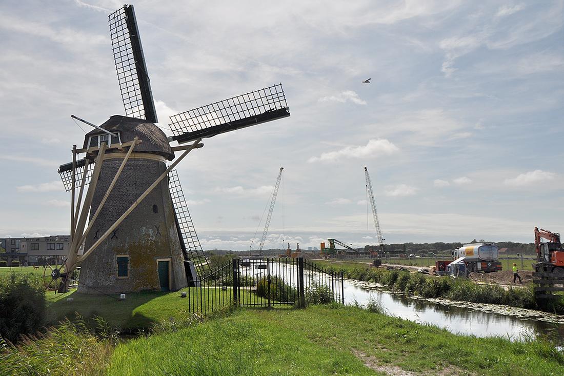 6, Molen 00080 Stevenshofjesmolen (Leiden), Leo Middelkoop (20-8-2018)De omgeving van de molen is volop in ontwikkeling voor de nieuw te vormen Rijnlandroute.  | Database Nederlandse molens