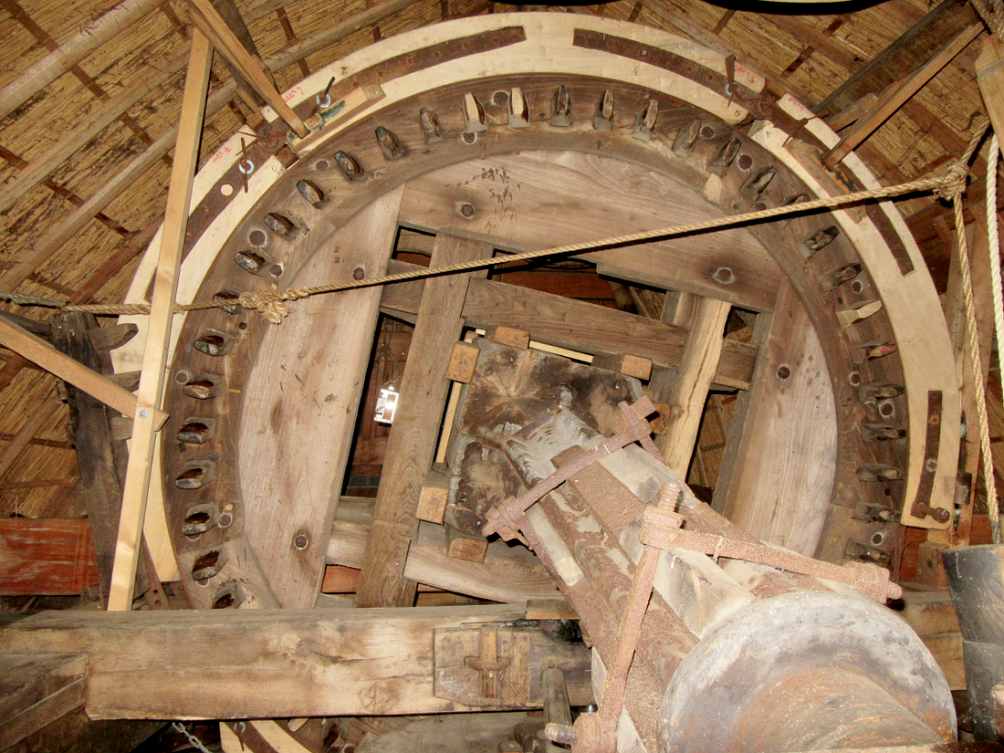 15, Molen 00080 Stevenshofjesmolen (Leiden), Frank Moerland (17-9-2017)Het grotendeels iepen bovenwiel. Kenmerkend voor iepenhout is de ietwat rode uitstraling. | Database Nederlandse molens