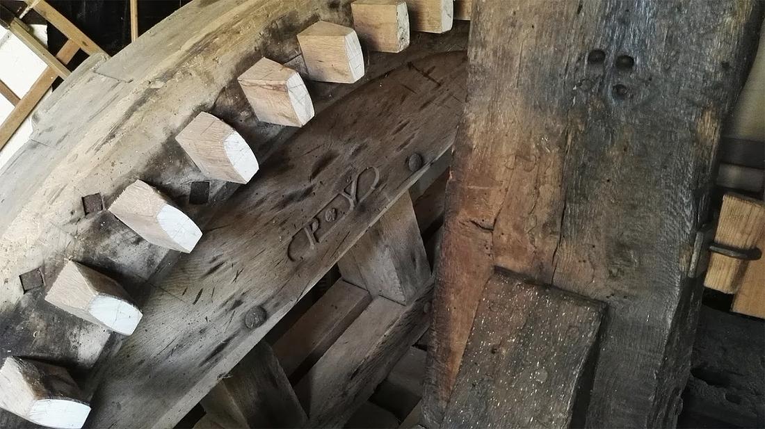 12, Molen 00080 Stevenshofjesmolen (Leiden), Leo Middelkoop (30-11-2018)Hier het onderwiel met de initialen van Pieter Yperlaan. | Database Nederlandse molens