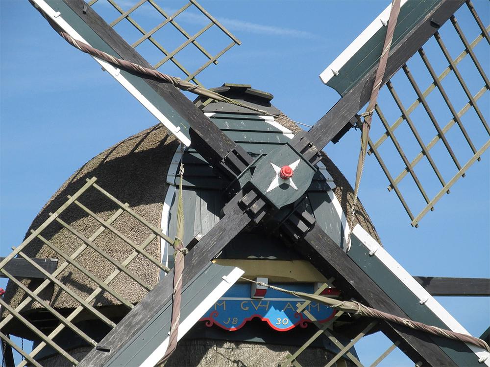6, Molen 02487 Doeshofmolen (Leiderdorp), Piet Glasbergen (6-8-15)Deze kleine molen heeft een echte Leidse bovenas. | Database Nederlandse molens