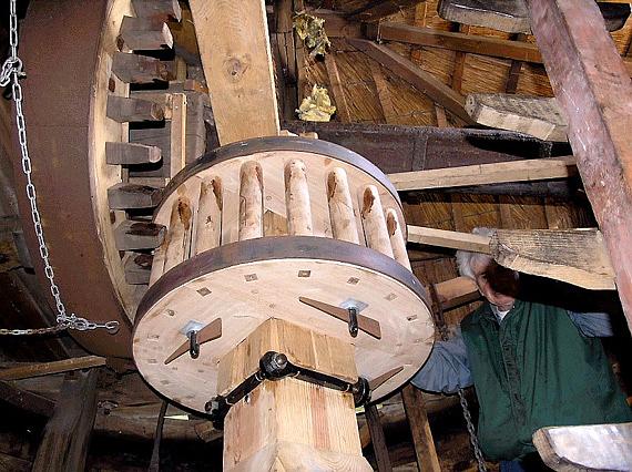 14, Molen 02487 Doeshofmolen (Leiderdorp), Willem Jans (14-5-2005).Nog net zichtbaar is de toenmalige vrijwillig molenaar, Ger Abraham (overl. 18-12-2021). | Database Nederlandse molens