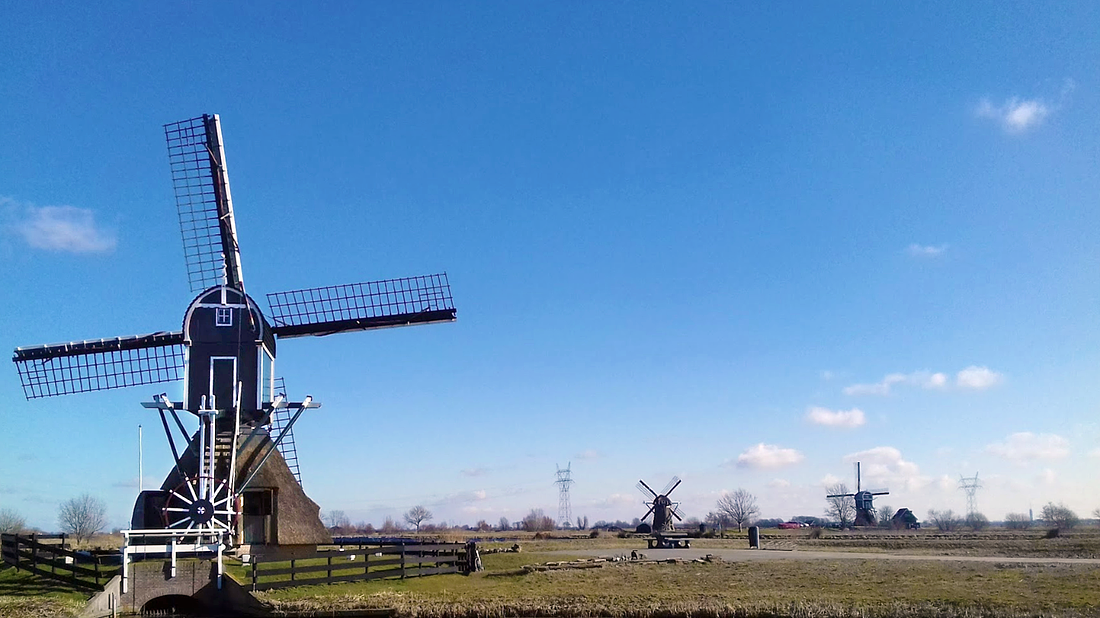 4, Molen 12360 Munnikkenmolen (Leiderdorp), Job de Groen (26-2-2018)De Munnikkenmolen met op de achtergrond de Doeshofmolen en de Achthovense Molen. | Database Nederlandse molens