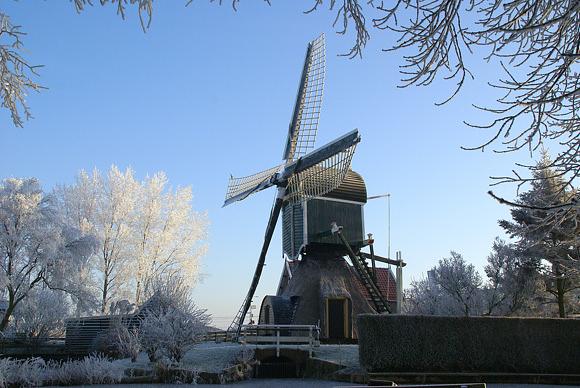 9, Molen 12360 Munnikkenmolen (Leiderdorp), Hylda Hendriksma (22-12-2007)Winteropname van de molen op zijn oude locatie. | Database Nederlandse molens