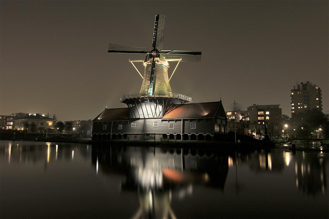6, Molen 12549 De Salamander (Leidschendam), Maurits M. de Jong (20-11-2019) Sinds het najaar van 2019 is het project 'Licht op de Sluis' gerealiseerd, waarbij zo'n 15 monumenten rond het sluiscomplex bijzonder zijn aangelicht. Iedere avond, na zonsondergang, worden deze monumenten specifiek in het licht gezet. Ook houtzaagmolen De Salamander, even voorbij de sluis aan de Trekvaart de Vliet, is nu iedere avond extra aangelicht. | Database Nederlandse molens