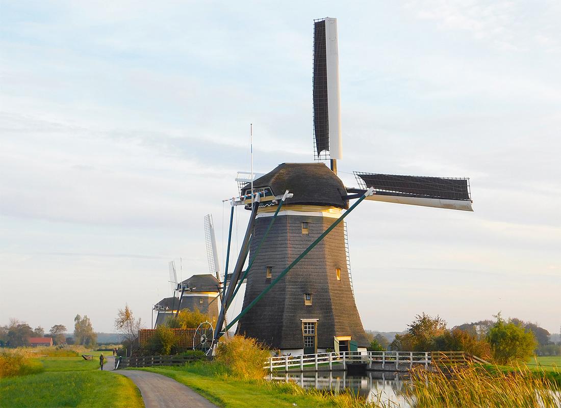 3, Molen 00965 Bovenmolen (van de Driemanspolder) (Leidschendam), Piet Glasbergen (3-11-2018)Op te merken is dat de bovenmolen wordt uitgespannen, de andere molens staan al stil.  | Database Nederlandse molens