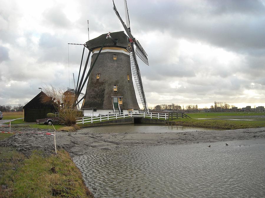 4, Molen 00966 Middenmolen (van de Driemanspolder) (Leidschendam), Charles Stockman (2-1-2014)Op deze opname is te zien dat deze molen ietsjes verzakt is aan een zijde.  Op de voorgrond de afdamming van de waterloop. | Database Nederlandse molens