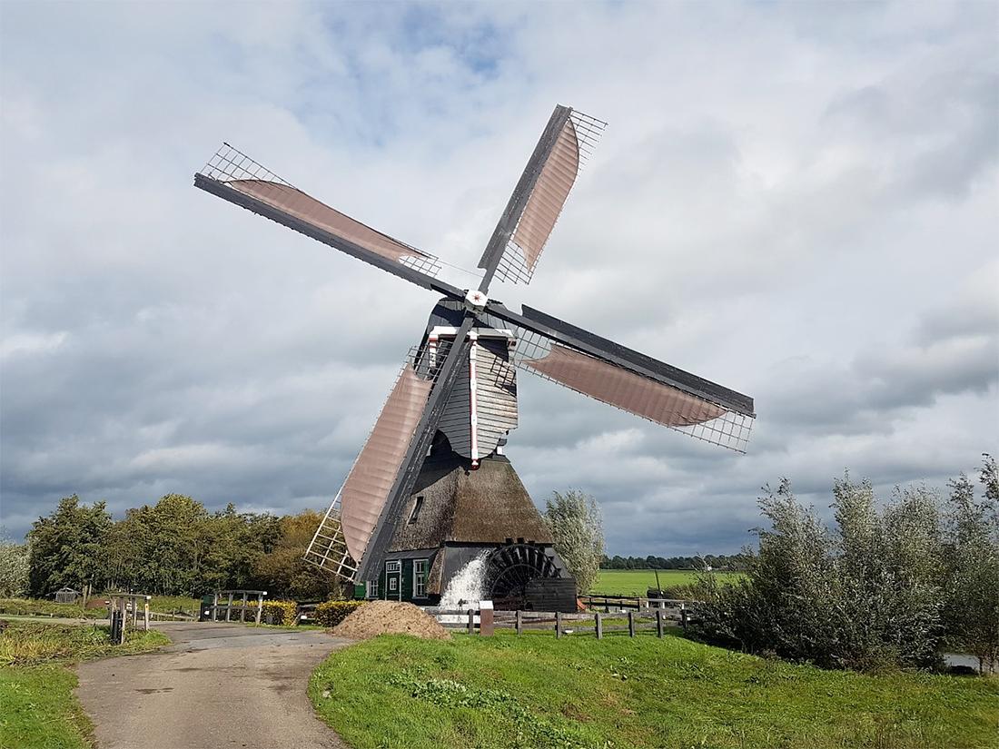 1, Molen 00824 Vlietmolen (Lexmond), Thijs van Hoof (september 2020)De molen maalt lekker met vier lange halve op het Zuidwesten. | Database Nederlandse molens