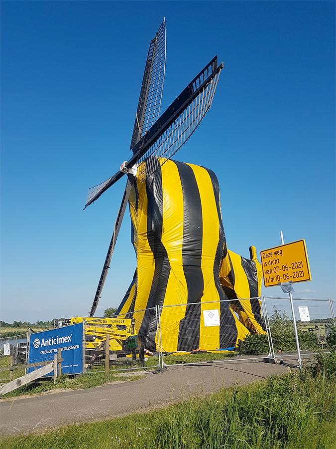 4, Molen 00824 Vlietmolen (Lexmond), Thijs van Hoof (7-6-2021)De molen ingepakt en het gas is al ingelaten. Eindelijk wordt de bonte knaagkever een halt toegeroepen en is de aantasting van de ondertoren, de koker, de bovenzetel, steenburrie en de steenlijsten voorbij. | Database Nederlandse molens