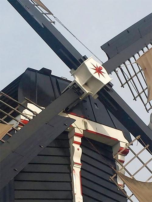 5, Molen 00824 Vlietmolen (Lexmond), Theo de Rooij (mei 2015). Bij de laatste restauratie is een soberder kleurenpalet gekozen. Maar het verschilde wel van de authentieke situatie. Nu is zo goed mogelijk 1 tijdsbeeld genomen en wel zo als het op een foto van 1916 was...  | Database Nederlandse molens