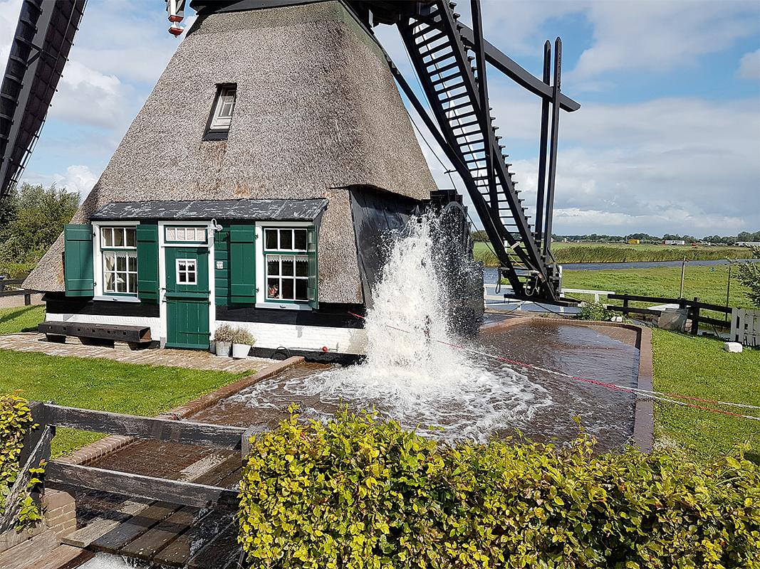 6, Molen 00824 Vlietmolen (Lexmond), Thijs van Hoof (5-8-2019)Op de foto is goed te zien waarvoor een sprenkelstraat dient. | Database Nederlandse molens