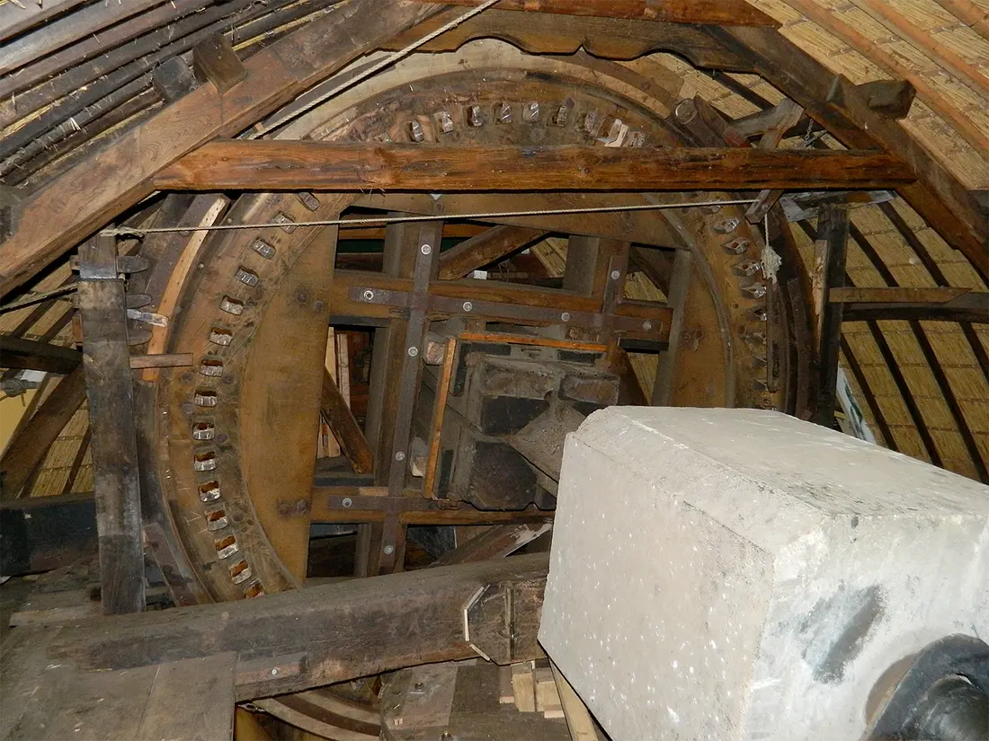 15, Molen 00071 Lisserpoelmolen (Lisse), Vincent Mepschen (24-10-2021)Bovenwiel. De achterzijde van de bovenas heeft men met een forse betonnen deel verzwaard.  | Database Nederlandse molens