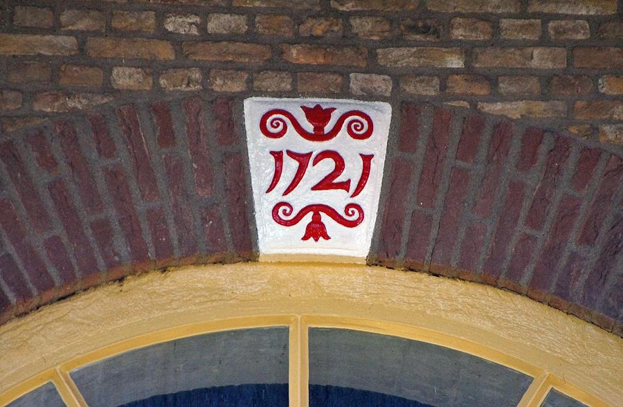 5, Molen 01525 De Korenaer / Prins Maurits (Den Haag-Loosduinen), Boukje van Leijen (15-2-2015). Sluitsteen boven de toegangsdeur. | Database Nederlandse molens