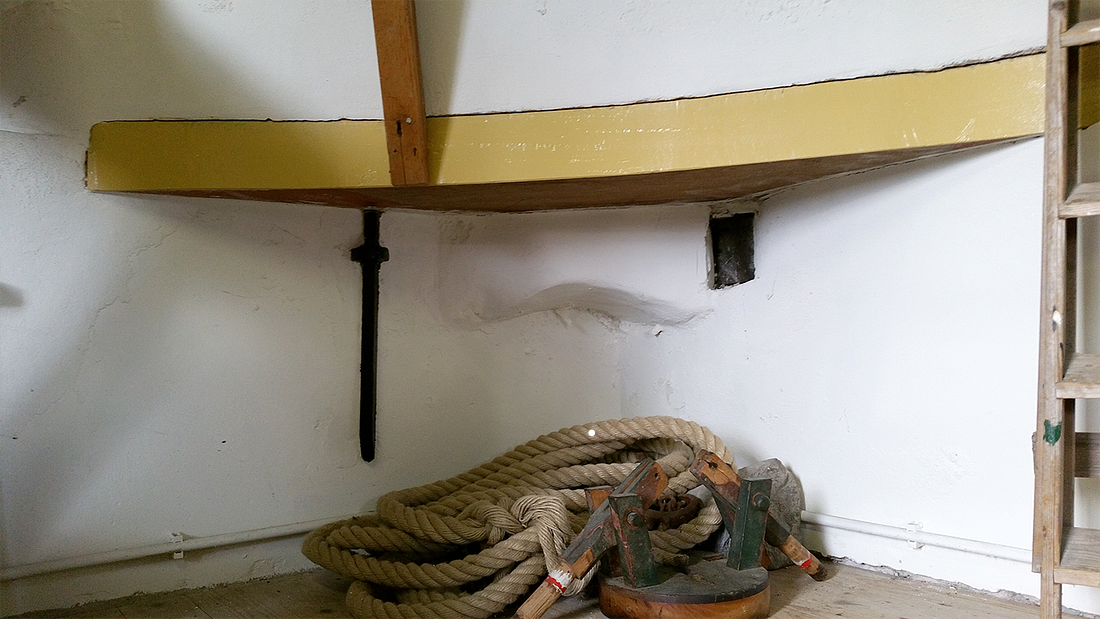10, Molen 01525 De Korenaer / Prins Maurits (Den Haag-Loosduinen), Toby de Kok (1-10-2016)De overgang van de vierkante onderbouw naar de ronde bovenbouw. | Database Nederlandse molens