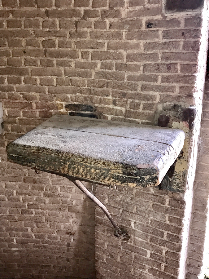 10, Molen 01537 De Drie Lelies (Maasland), Toby de Kok (21-9-2017)Het zakkenbankje. | Database Nederlandse molens
