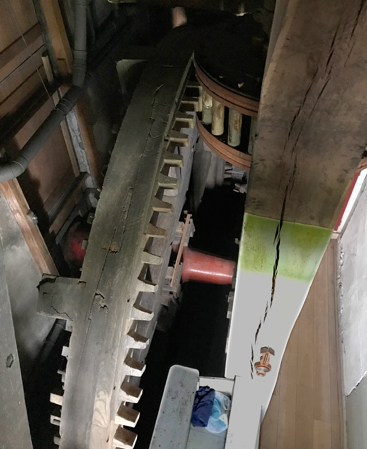 11, Molen 01536 Dijkmolen (Maasland), Toby de Kok (13-5-2017) Het onderwiel, de wateras en het onderschijfloop van bovenaf gezien. | Database Nederlandse molens