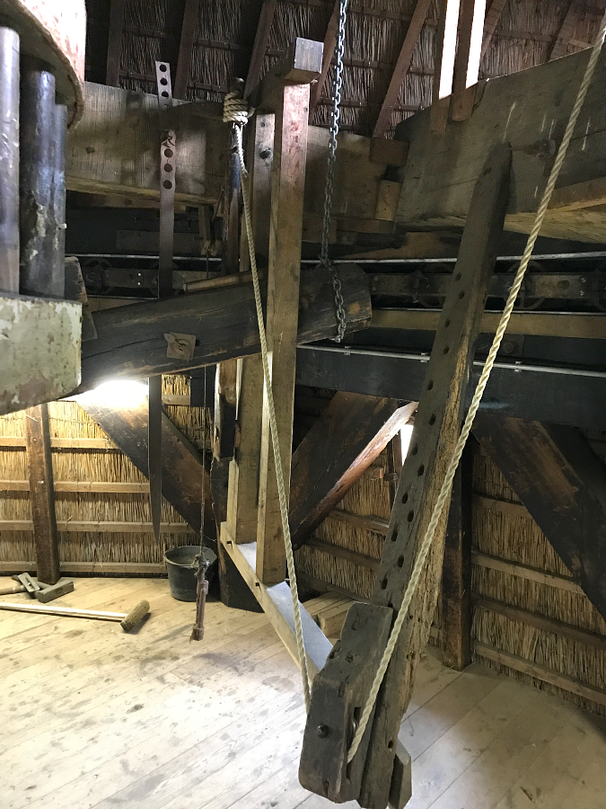 12, Molen 01536 Dijkmolen (Maasland), Toby de Kok (13-5-2017)Het hangereel van de vang. | Database Nederlandse molens