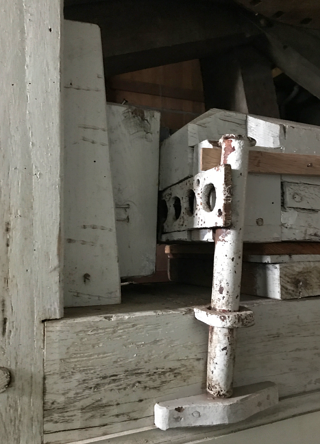 15, Molen 01536 Dijkmolen (Maasland), Toby de Kok (13-5-2017)Het systeem op de spilkalf om de molen in en uit het werk te zetten. Tegenwoordig staat het onderwiel altijd in het werk en wordt na het malen de ijzerbalk in de kap naar achter geschoven om de molen uit het werk te halen. | Database Nederlandse molens