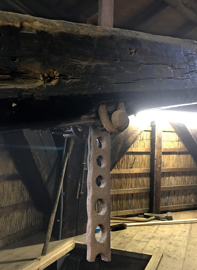 16, Molen 01536 Dijkmolen (Maasland), Toby de Kok (13-5-2017)De spijlbout van de vang zit hier onder de vangbalk bevestigd i.p.v. door de vangbalk heen. Het laatste is gebruikelijker.. | Database Nederlandse molens