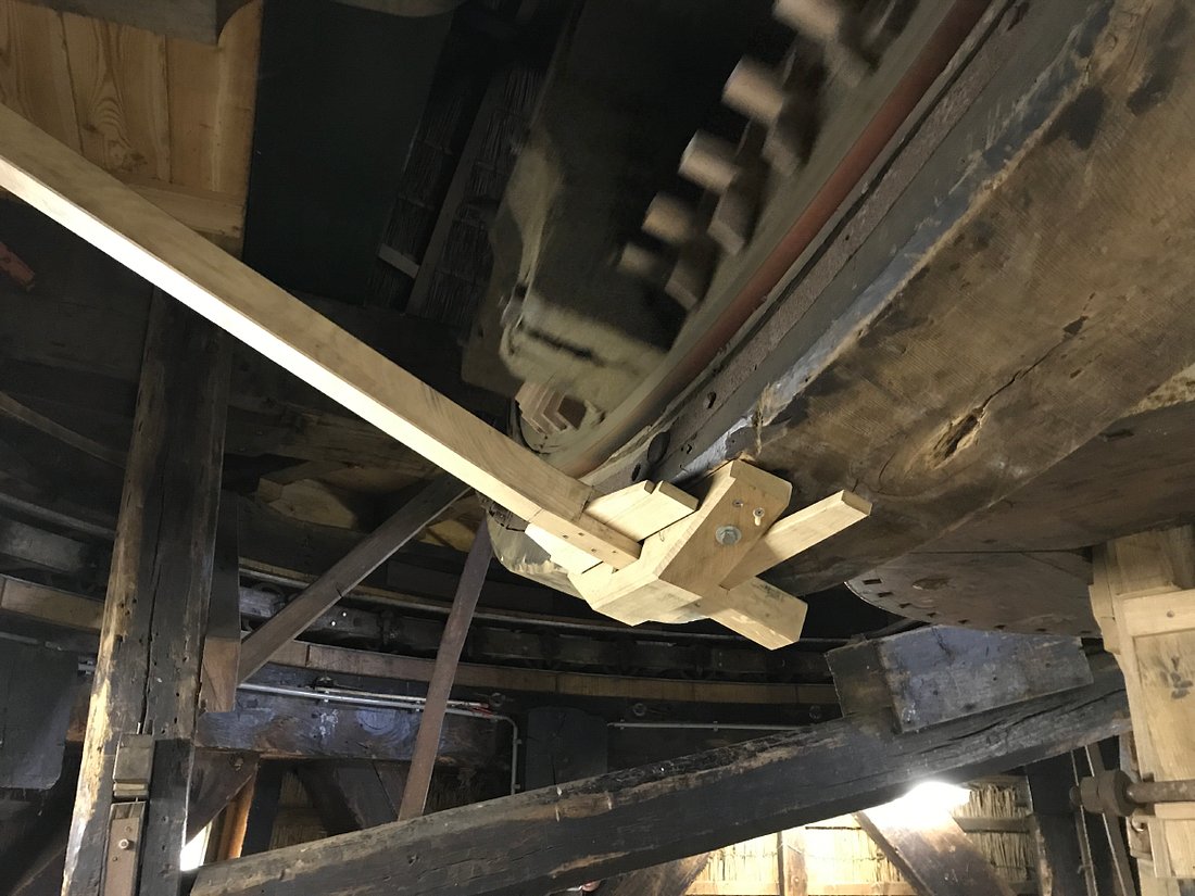 17, Molen 01536 Dijkmolen (Maasland), Toby de Kok (13-5-2017)Waar je veelal spankettingen ziet bevestigd op vangstukken, heeft de Dijkmolen een houten bevestiging aan het buikstuk. | Database Nederlandse molens