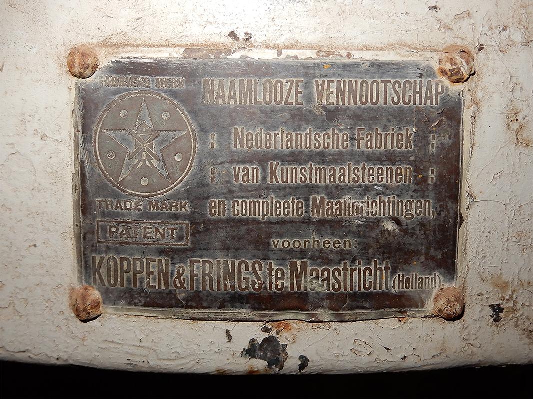 19, Molen 01533 De Hoop (Maassluis), Dennis van Dijk (16-3-2019)Detail van de motorsteen die op de begaande grond staat. | Database Nederlandse molens