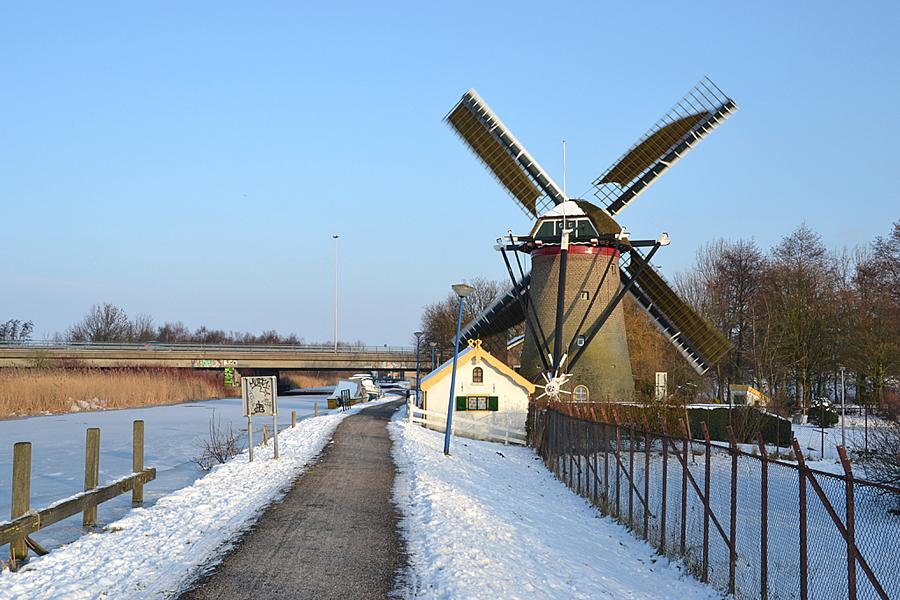 3, Molen 01534 De Wippersmolen (Maassluis), De molen draaiend met twee volle en twee halve zeilen op het noordoosten.  Rob Pols (19-1-2013). | Database Nederlandse molens
