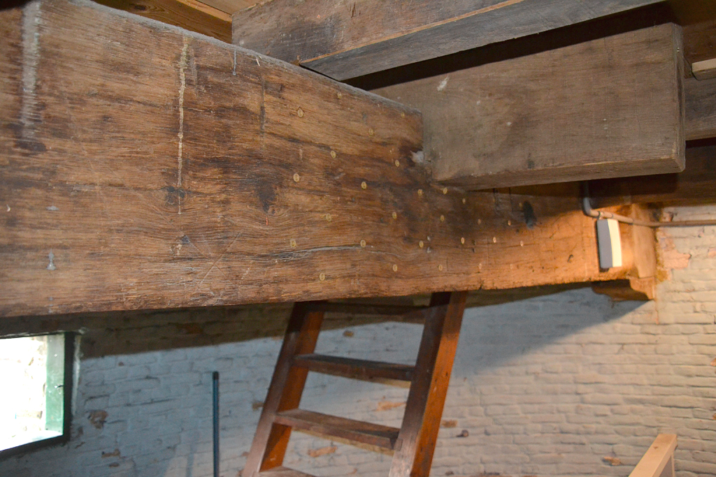 10, Molen 01534 De Wippersmolen (Maassluis), Rob Pols (18-11-2017)Eén van de twee draagbalken van de vloer van de kapzolder, voormalige kokerstijlen uit de ondertoren van de wipmolen die uit ca. 1600 dateerde en in 1725 werd afgebroken. | Database Nederlandse molens