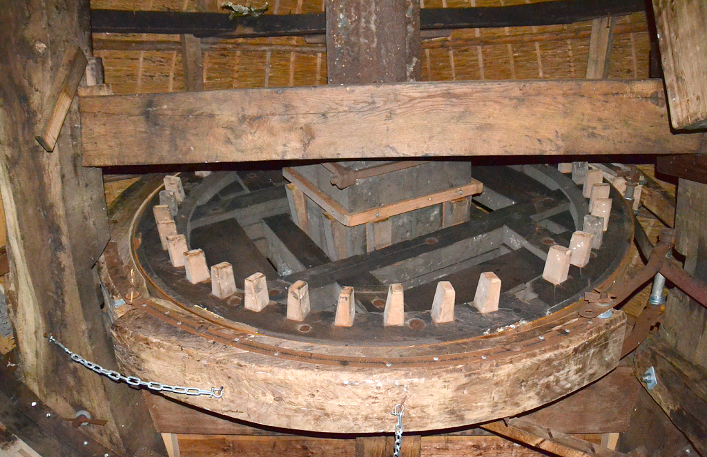 12, Molen 01534 De Wippersmolen (Maassluis), Rob Pols (18-11-2017)Het bovenwiel uit 1788 en de gietijzeren bovenas uit 1876 gezien vanaf de middenzolder. De kammen in het bovenwiel zijn niet origineel, maar ter 'versiering' aangebracht. De molen heeft immers behalve het bovenwiel met vang geen gaande werk meer!  | Database Nederlandse molens