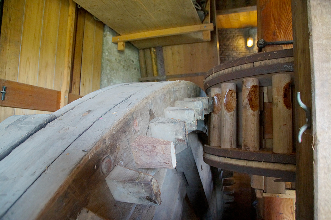 11, Molen 01788 Boterhuismolen (Warmond), Matthieu Hoogduin (20-5-2017)De overbrenging van de koningsspil op het waterwiel. | Database Nederlandse molens
