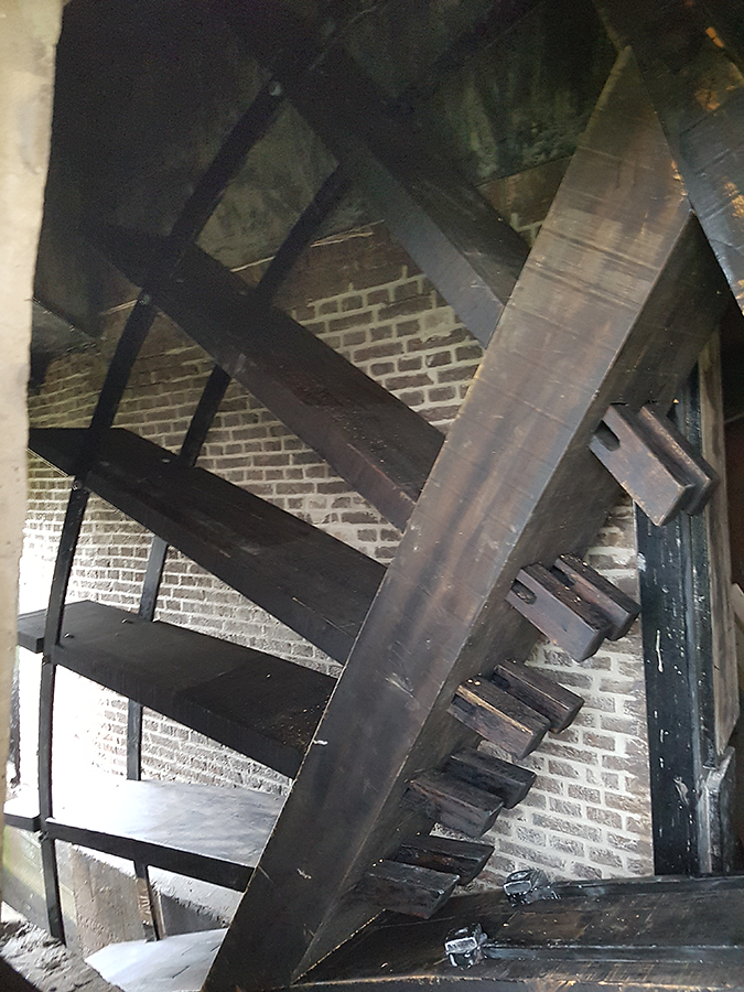 10, Molen 12198 De Broekdijk (of: De Broekdijkmolen) (Warmond), Ton Engelbart (10-4-2018)Deel van het houten scheprad.&nbsp; | Database Nederlandse molens