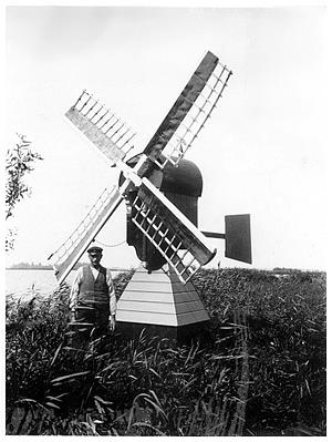 3, Molen 06679 Faljerilmolen (Warmond), Het molentje met zijn maker, Gerrit Sepers, ± 1936-1940.  ? (verzameling Ton Meesters). | Database Nederlandse molens