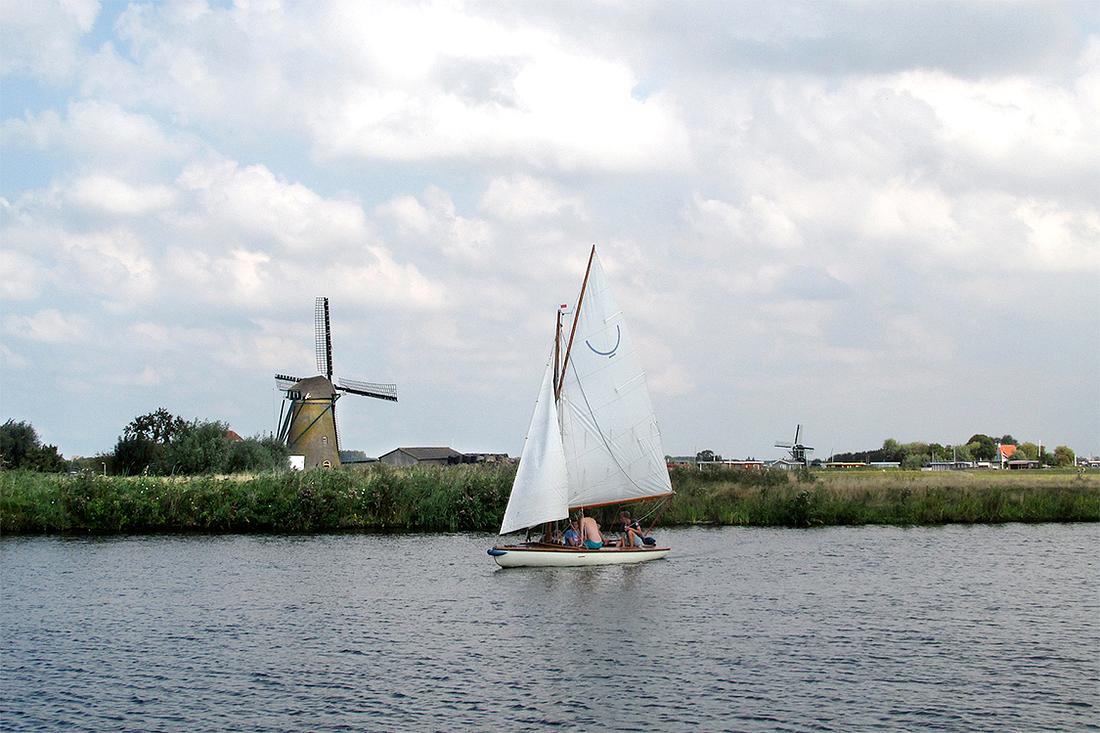4, Molen 10177 Nieuwe Hofmolen (Warmond), Piet Glasbergen (30-8-2016) Met op de voorgrond de Zwanburgermolen | Database Nederlandse molens