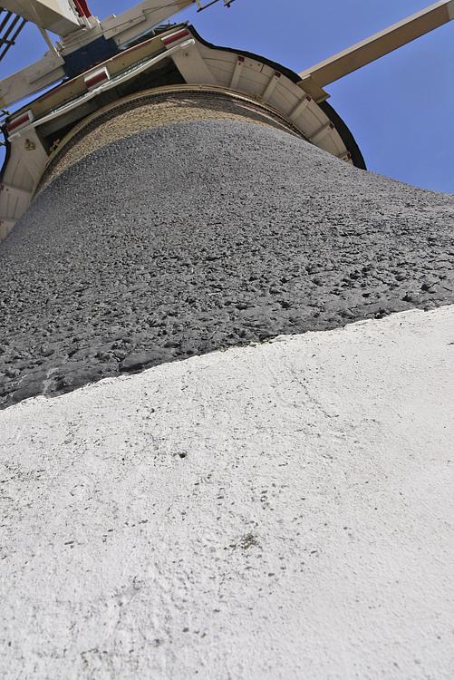 5, Molen 00989 Windlust (Wassenaar), Een deel van de stenen romp is beschermd met een zwarte laag bitumen.  Matthieu Hoogduin (5-4-2014). | Database Nederlandse molens
