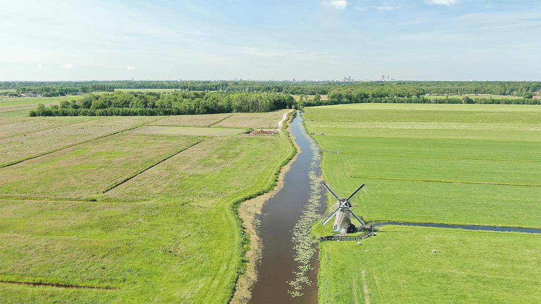 5, Molen 12348 Zuidwijkse molen (Wassenaar), Wim Koree (1-6-2019)Aan de horizon de skyline van Den Haag. | Database Nederlandse molens