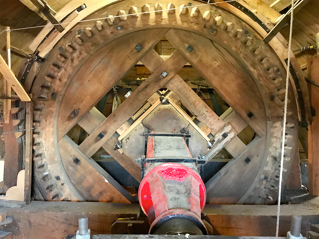 11, Molen 01544 Windlust (Wateringen), Toby de Kok (17-2-2018)Het bovenwiel (uit Rhoon) met de vrij korte bovenas. | Database Nederlandse molens