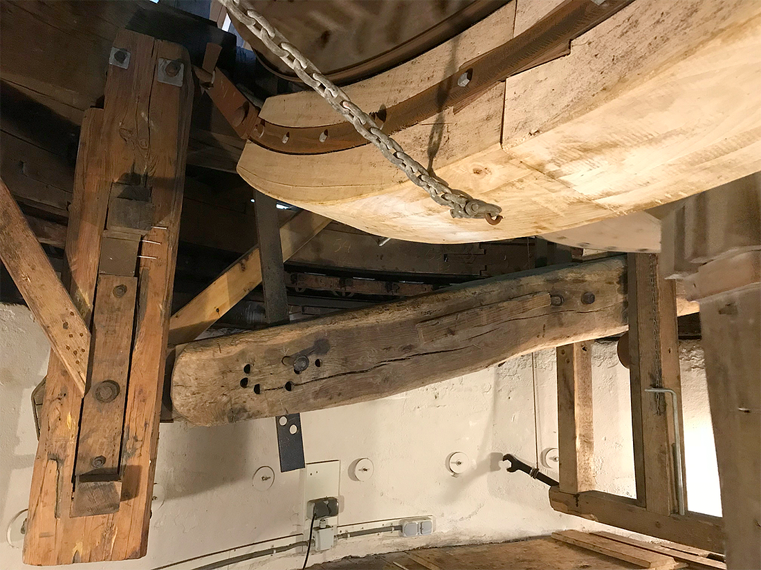 18, Molen 01544 Windlust (Wateringen), Toby de Kok (10-2-2018)De vangbalk. | Database Nederlandse molens
