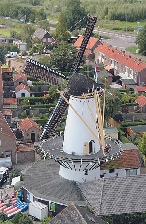 4, Molen 01986 Windlust (Westmaas), De molen tijdens het dorpsfeest vanuit een kraan gezien.  Jesse in 't Veld (1-9-2012). | Database Nederlandse molens