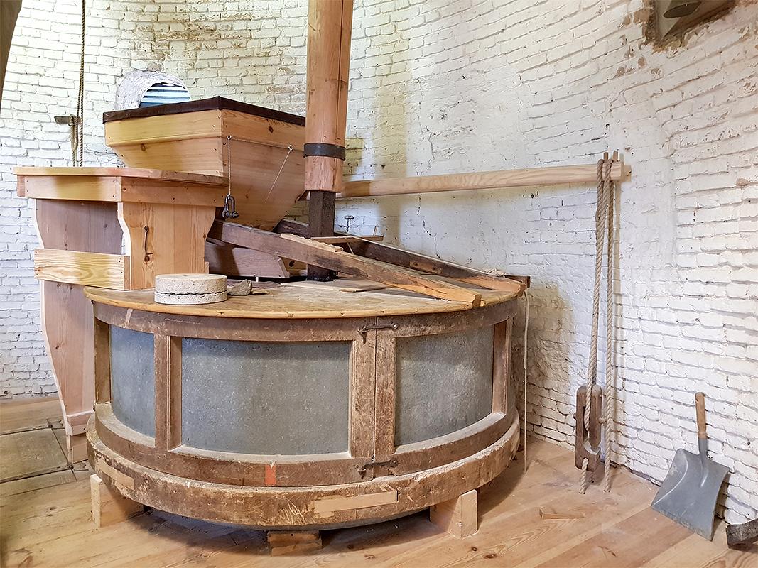 13, Molen 01986 Windlust (Westmaas), Pieter Zuijkerbuijk (12-10-2019)De in eigen beheer opgebouwde maalstoel, waarvan de steenkuip afkomstig is uit De Korenbloem te Zonnemaire. | Database Nederlandse molens