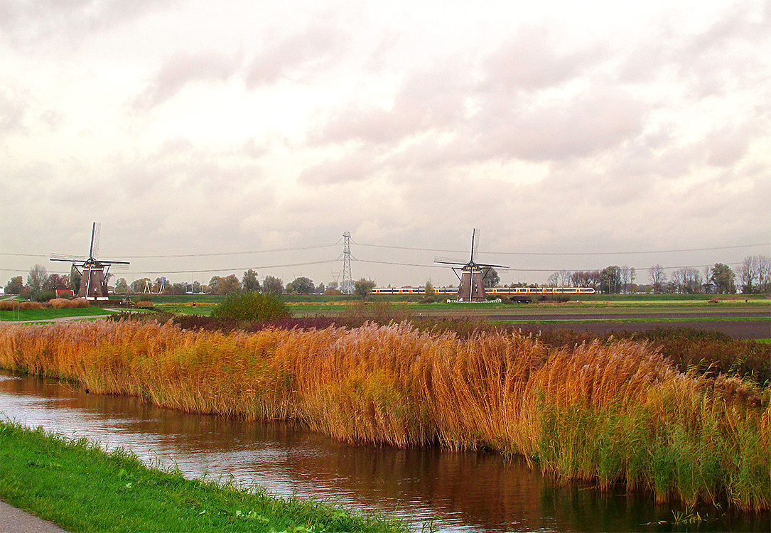 4, Molen 00934 (Tweemanspolder) Nr.2 (Zevenhuizen), Piet Glasbergen (16-11-2016). In het midden nr.2, links nr.3. | Database Nederlandse molens
