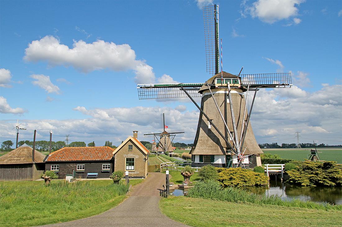 3, Molen 00935 (Tweemanspolder) Nr. 3 (Zevenhuizen), Ton Koorevaar (12-5-2020)Dit de molens nr. 3,2 en 1 van de molenviergang zevenhuizen Met op de voorgrond molen 3. | Database Nederlandse molens