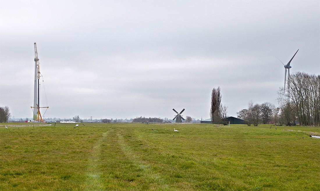 3, Molen 00064 Barremolen (Zoeterwoude), Willem Waltman (27-3-2016). De draaiende molen. Links en rechts zijn grote windturbines in aanbouw. | Database Nederlandse molens