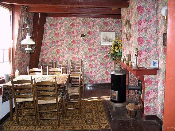 10, Molen 00064 Barremolen (Zoeterwoude), W. Jans (14-05-2005)De woning in de Barremolen. De vraag is of dergelijk behang in 1661 in de mode was.... | Database Nederlandse molens