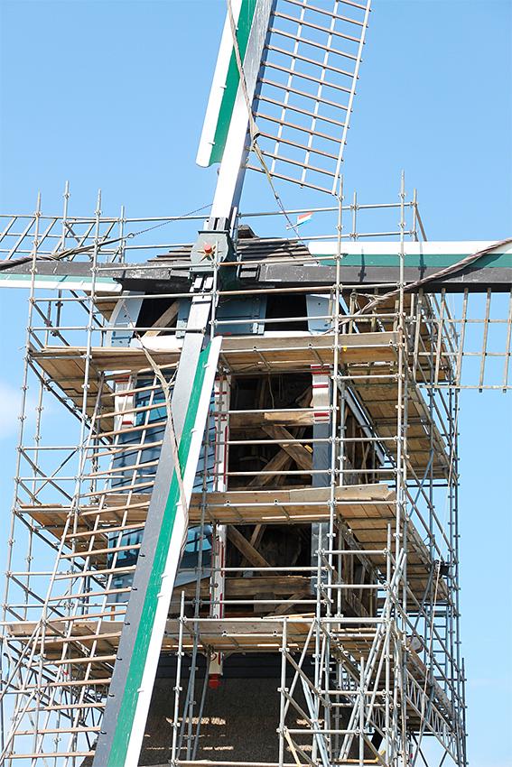 5, Molen 01157 Groote Molen (Zoeterwoude), Cees Barthel (13-7-2018)Het bovenhuis geheel in de steigers vanwege de vervanging van het kleedhout.  | Database Nederlandse molens