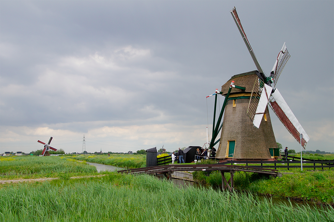 6, Molen 12750 Meerburgermolen (Leiderdorp), Matthieu Hoogduin (20-5-2017)De molen in zijn biotoop. Links is de Munnikmolen zichtbaar en in het midden, naast het sekreet, nog net de Doeshofmolen. | Database Nederlandse molens