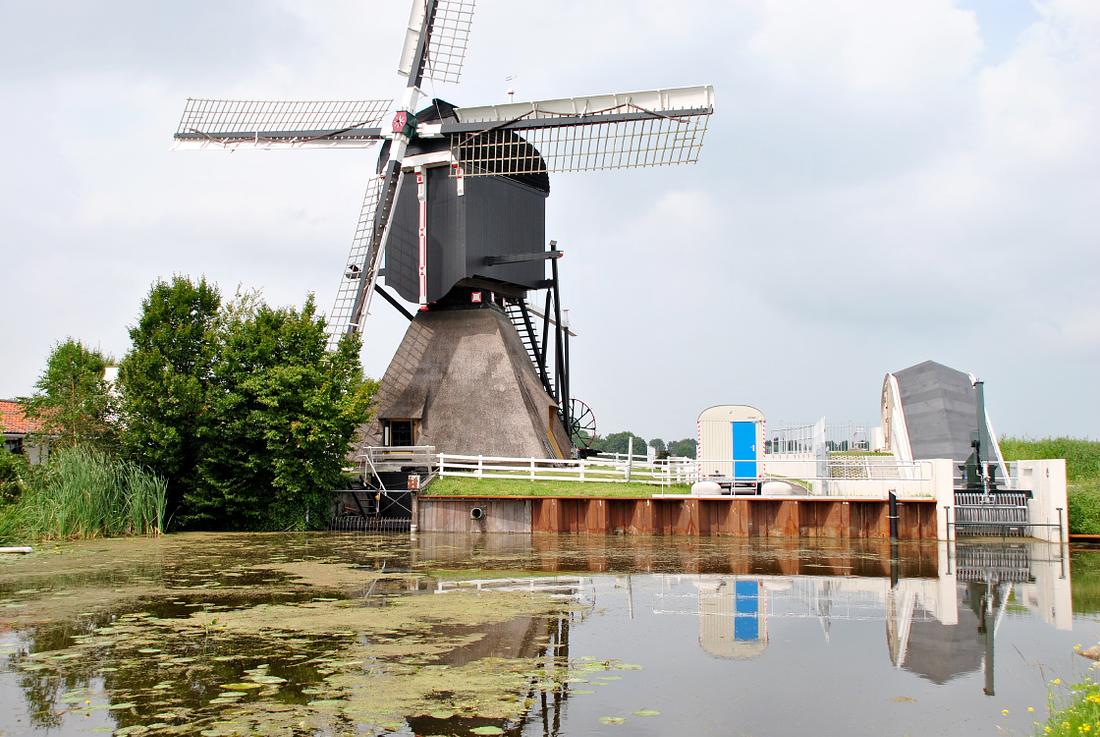 5, Molen 00053 Steektermolen (Alphen aan den Rijn), Kees Kammeraat (11-7-2014)De omgeving is enigszins veranderd sinds er buiten de molen een nieuw gemaal is geplaatst. | Database Nederlandse molens