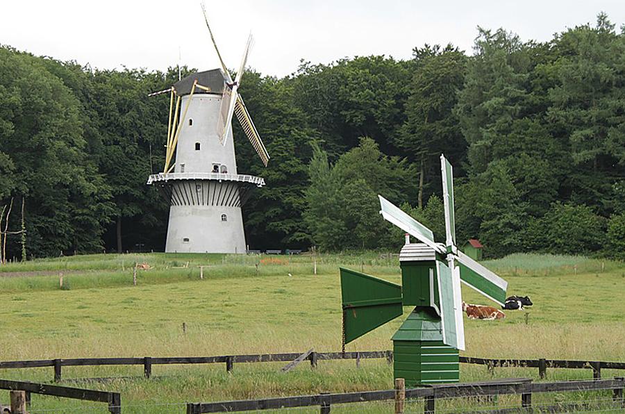 4, Molen 10089 (weidemolen) (Arnhem), Louis Kleijberg (23-6-2013). Het weidemolentje op zijn oude plaats. | Database Nederlandse molens