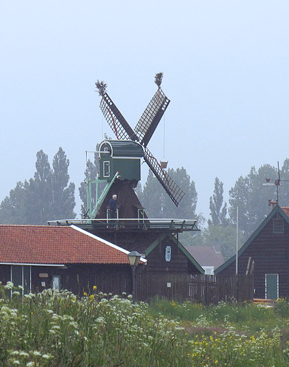 8, Molen 10101 Het Klaverblad (Zaandam), Het Klaverblad in de z.g. 'Luilakstand', vanaf de zaterdag voor Pinksteren.  Abel van Loenen (23-5-2015). | Database Nederlandse molens